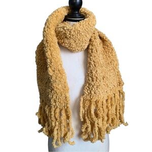 🔸Super bulky, puffy yellow scarf with fringe🔸